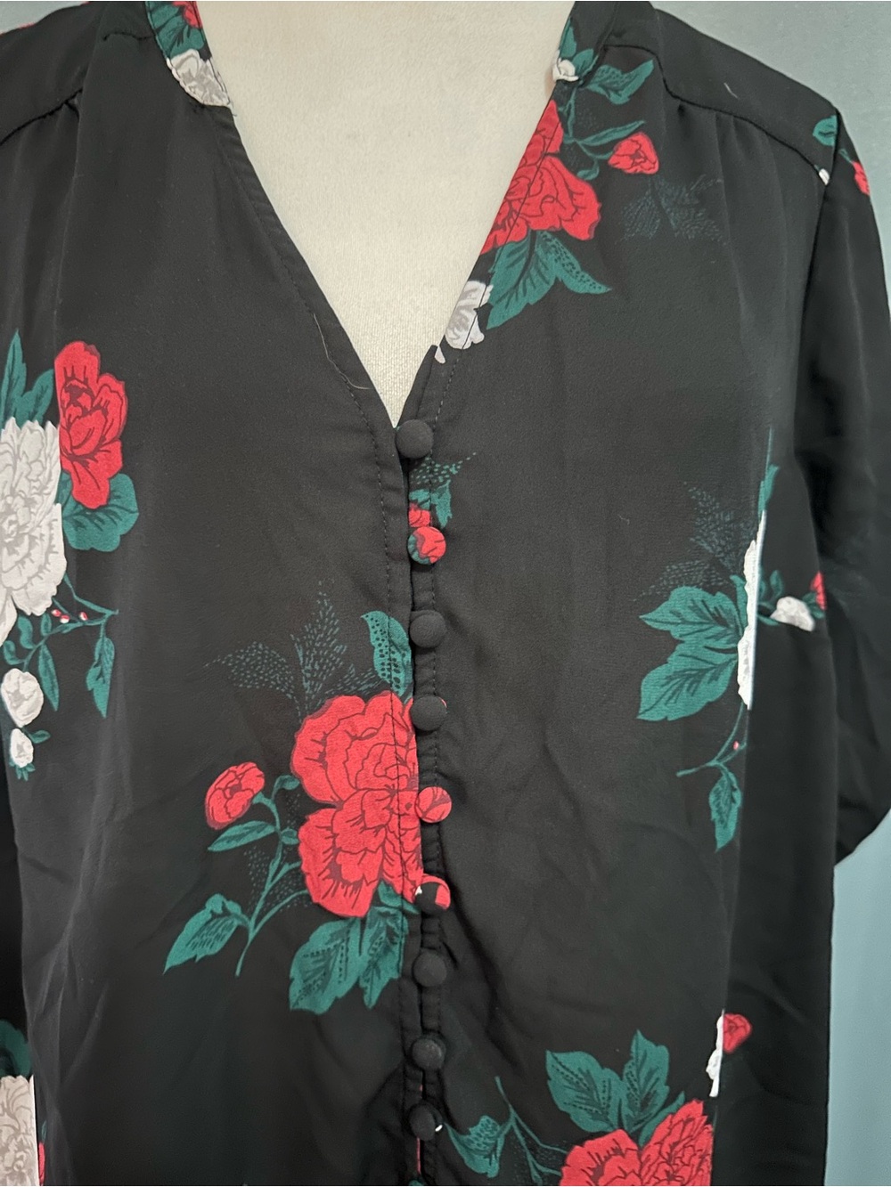 Torrid Size 0 Black Floral Blouse Red Rose Print Button Front 3/4 Sleeve Top - Picture 2 of 7